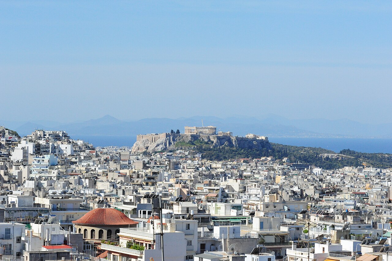 Άποψη της Αθήνας με αστικά κτίρια και την Ακρόπολη στο βάθος
