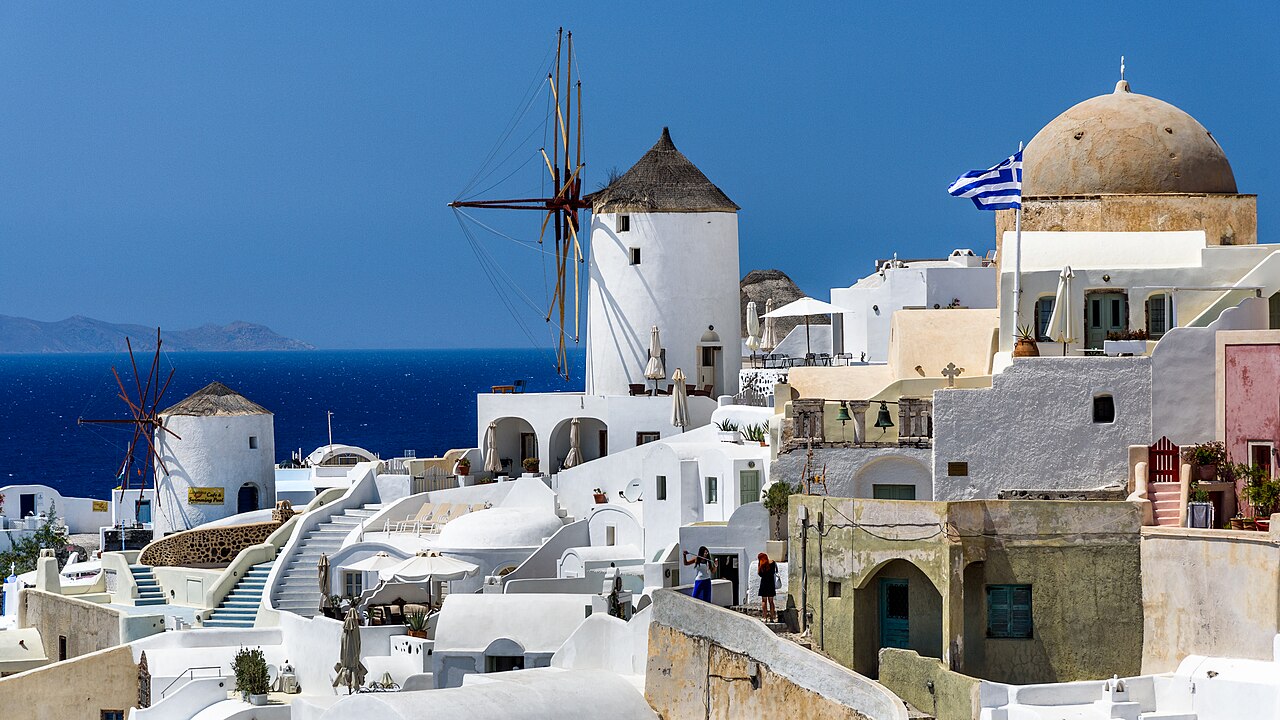 Λευκά κτίρια και ανεμόμυλοι στην Οία της Σαντορίνης, με θέα στο Αιγαίο